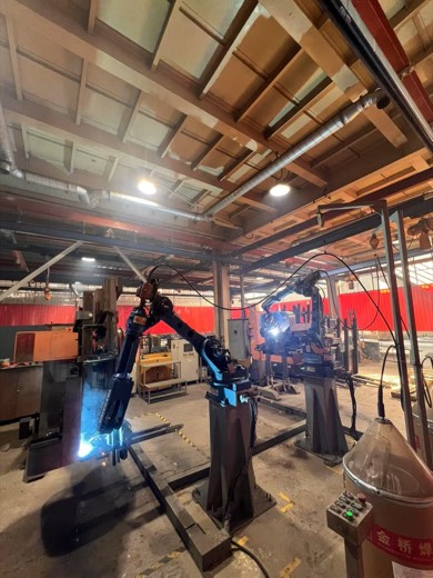 Robotic welding station